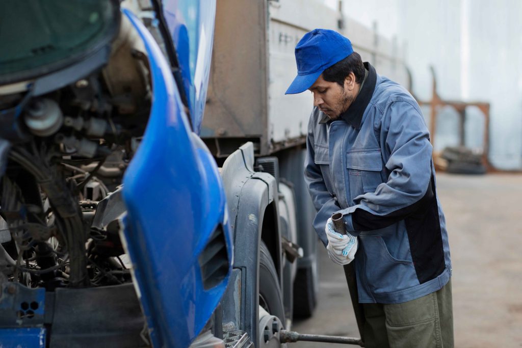 Mecanico revisando las llantas de un vehiculo.