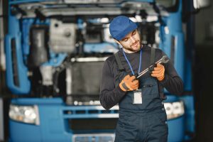 Persona especializada haciendo mantenimiento preventivo en un vehiculo de transporte de carga